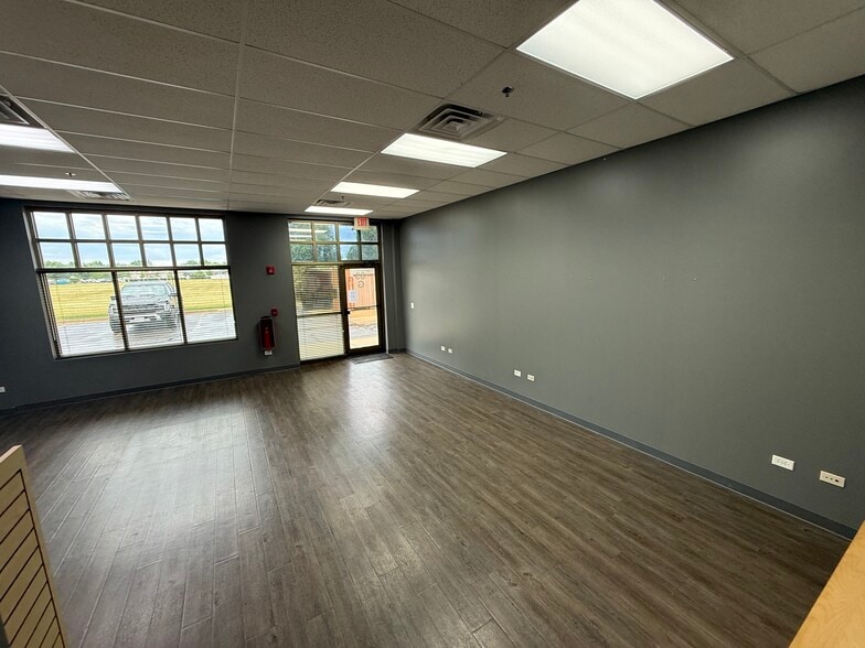 83 Templeton Dr, Oswego, IL for lease - Building Photo - Image 3 of 23