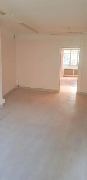 Office in Versailles for lease - Building Photo - Image 3 of 16