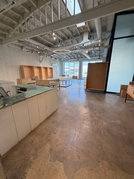 614 S Mateo St, Los Angeles, CA à louer - Photo du bâtiment - Image 2 de 11
