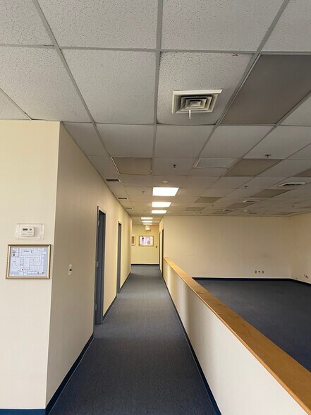 100 Colin Dr, Holbrook, NY à louer - Photo intérieure - Image 3 de 22