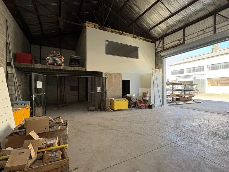 Flex in Feyzin for lease - Interior Photo - Image 1 of 6