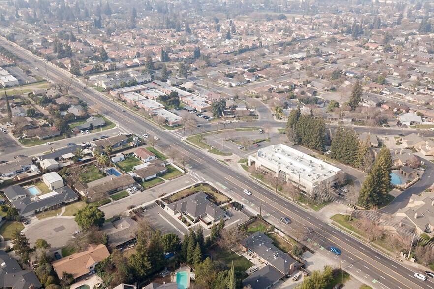 605 Standiford Ave, Modesto, CA à louer - Photo du bâtiment - Image 2 de 8