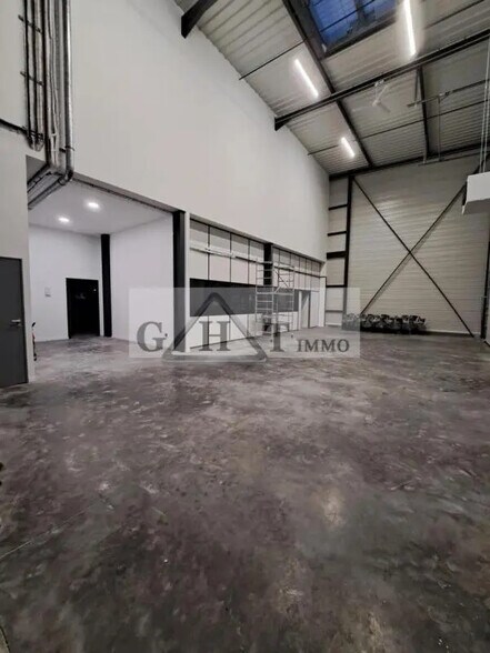 Office in Grigny for lease - Interior Photo - Image 2 of 4