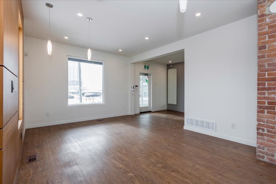 18 Worsley St, Barrie, ON à vendre - Photo du bâtiment - Image 3 de 10