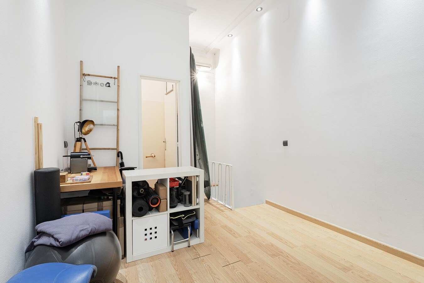 Barcelona, BAR 08020 - Unit - - - Interior Photo - Image 2 of 10