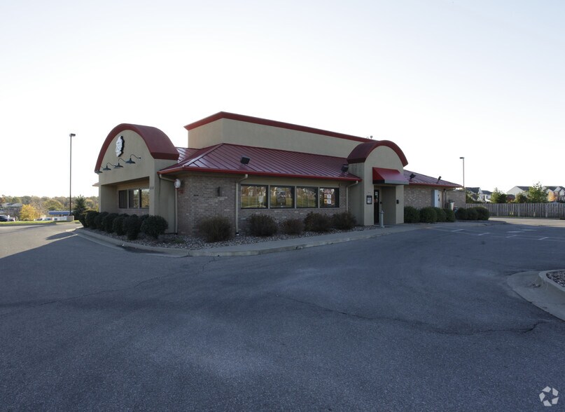 8134 Douglas Ave, Urbandale, IA for lease - Building Photo - Image 2 of 5