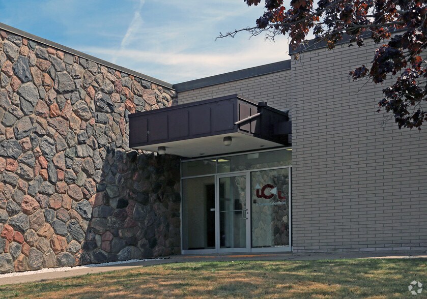 55 Gervais Dr, Toronto, ON à vendre - Photo du bâtiment - Image 2 de 7