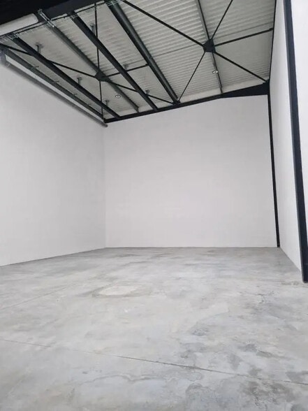 Flex in Pontoise for lease - Building Photo - Image 1 of 11