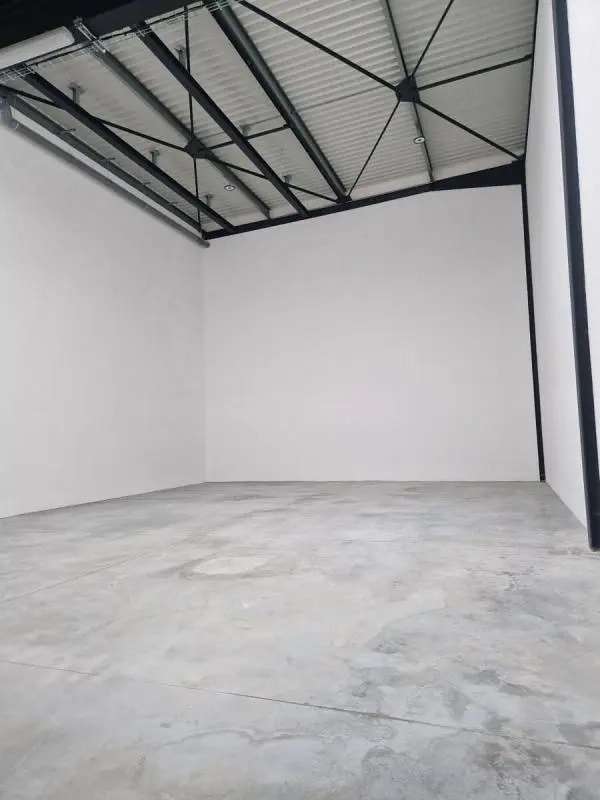 Flex in Pontoise for lease Building Photo- Image 1 of 12