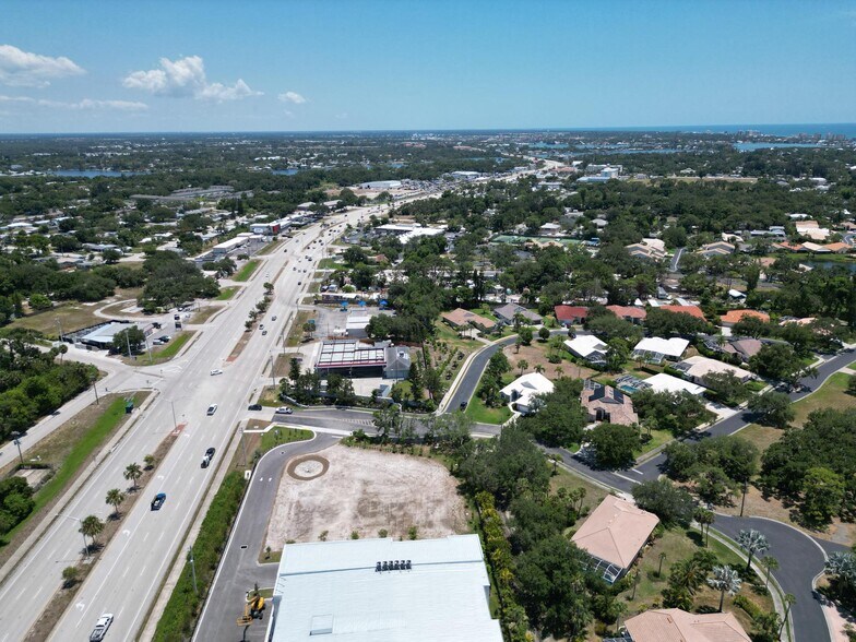 831 N Tamiami Trl, Nokomis, FL à louer - Photo du bâtiment - Image 3 de 8