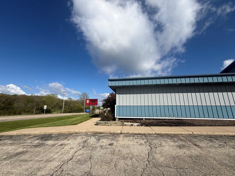 960 W Rollins Rd, Round Lake Beach, IL à louer - Photo du bâtiment - Image 3 de 4