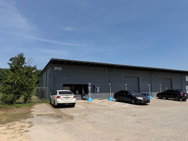 3910 Warehouse Row, Austin, TX à vendre - Photo du bâtiment - Image 2 de 10