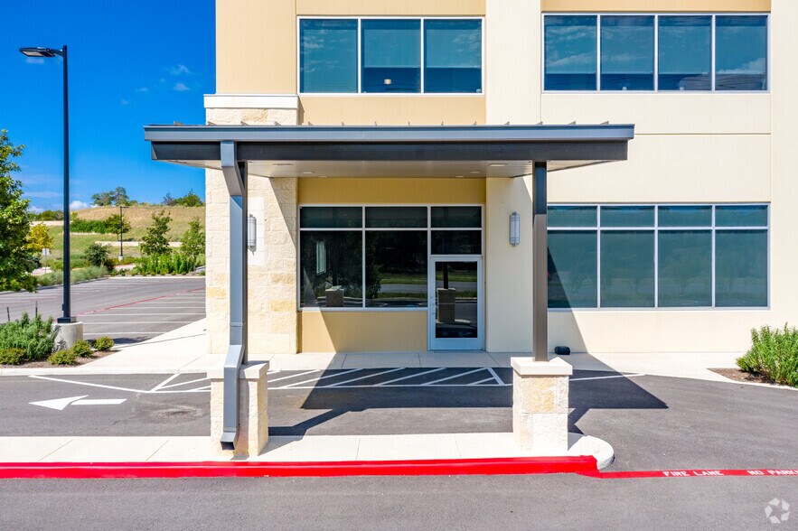 524 Singing Oaks, Spring Branch, TX à louer - Photo du bâtiment - Image 2 de 7