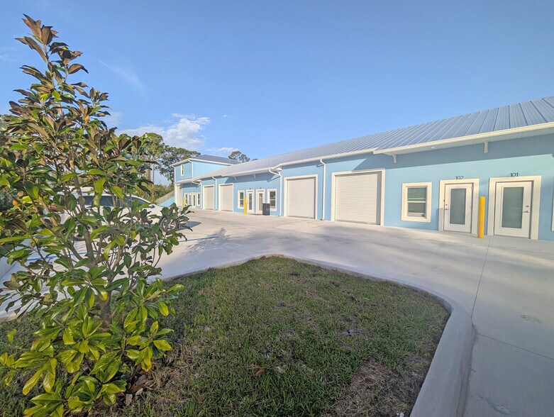 550 Martin Road, Palm Bay, FL à louer - Photo du bâtiment - Image 3 de 12