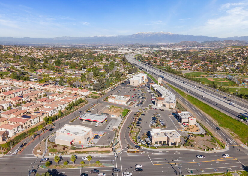 1973 Foothill Parkway, Corona, CA à louer - Photo du b timent - Image 1 de 3