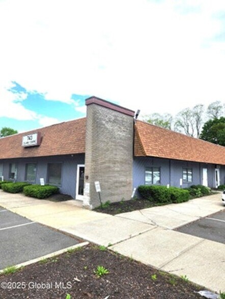 743 Columbia Tpke, East Greenbush, NY à louer - Photo du bâtiment - Image 3 de 16
