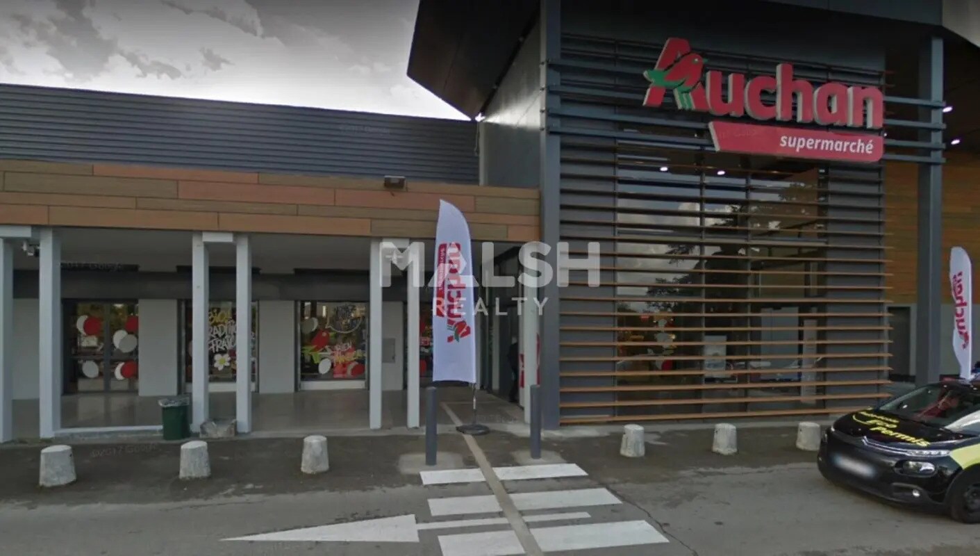 Retail in Lyon for lease Building Photo- Image 1 of 5