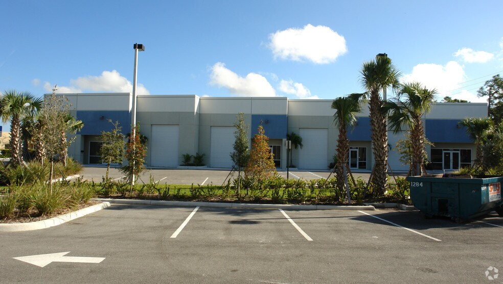 7948-7966 SW Jack James Dr, Stuart, FL à louer - Photo principale - Image 2 de 19