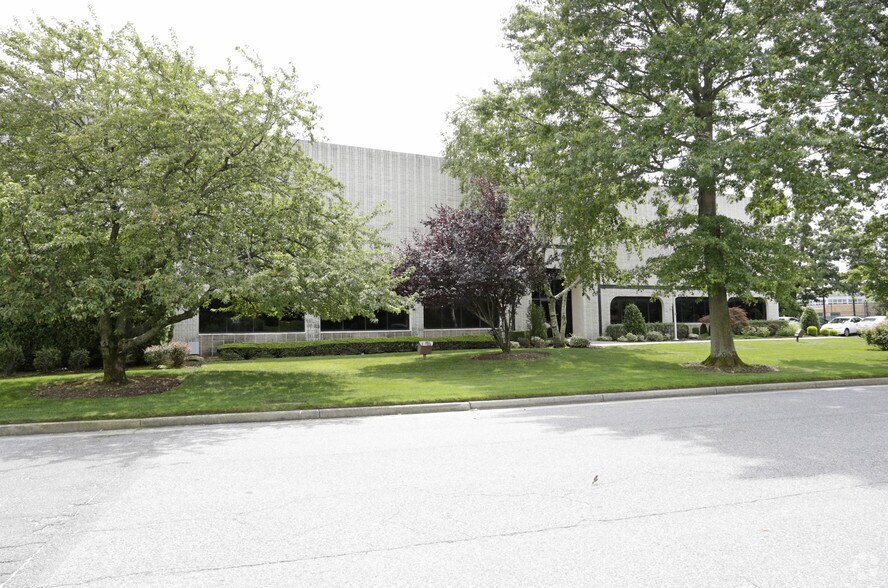 21 Executive Blvd, Farmingdale, NY for sale - Building Photo - Image 2 of 5
