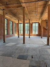426 Metacom Ave, Warren, RI for lease Interior Photo- Image 1 of 3