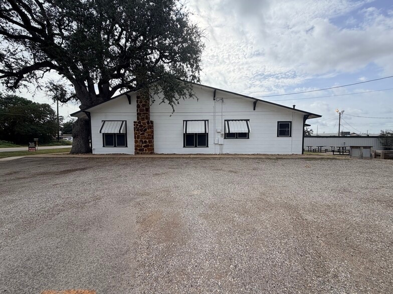 415 W Goodwin St, Pleasanton, TX à louer - Photo du bâtiment - Image 2 de 16