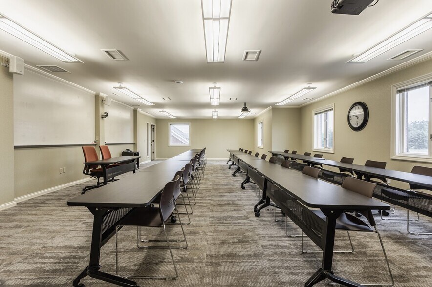 8710 N Meridian St, Indianapolis, IN à vendre - Photo du bâtiment - Image 2 de 3