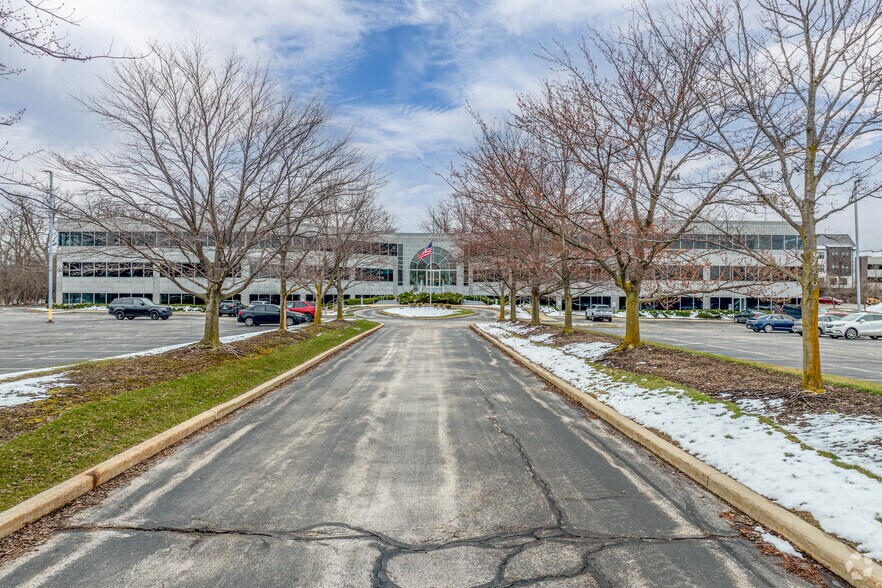 330 S Executive Dr, Brookfield, WI à louer - Photo du bâtiment - Image 2 de 5