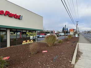 17401 SE McLoughlin Blvd, Milwaukie, OR for lease Building Photo- Image 2 of 9