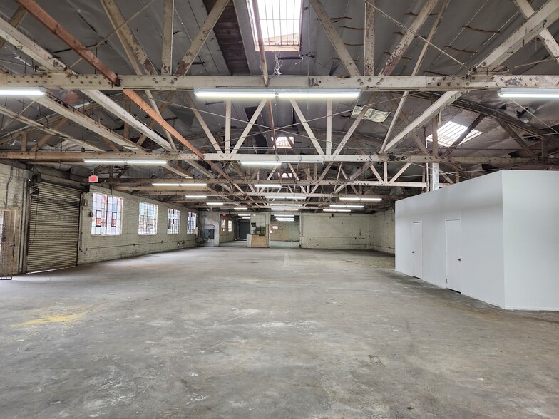 961 E Slauson Ave, Los Angeles, CA for lease - Interior Photo - Image 1 of 14