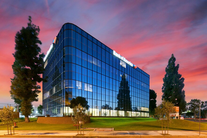 5800 S Eastern Ave, Commerce, CA à louer - Photo du bâtiment - Image 1 de 7