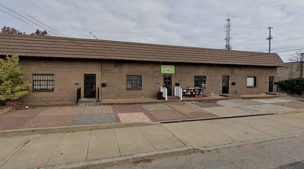 411 Broadway, West Babylon, NY à louer - Photo du bâtiment - Image 3 de 4