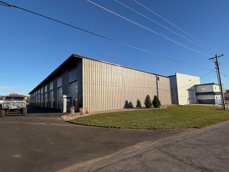 2490 Rainbow Dr, Warsaw, IN à vendre - Photo du bâtiment - Image 2 de 7