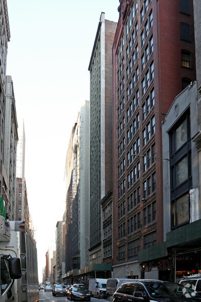 21 W 38th St, New York, NY for lease - Building Photo - Image 3 of 7