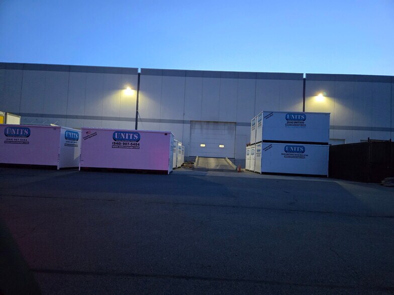 7425 Merritt Park Dr, Manassas, VA à louer - Photo du bâtiment - Image 3 de 5