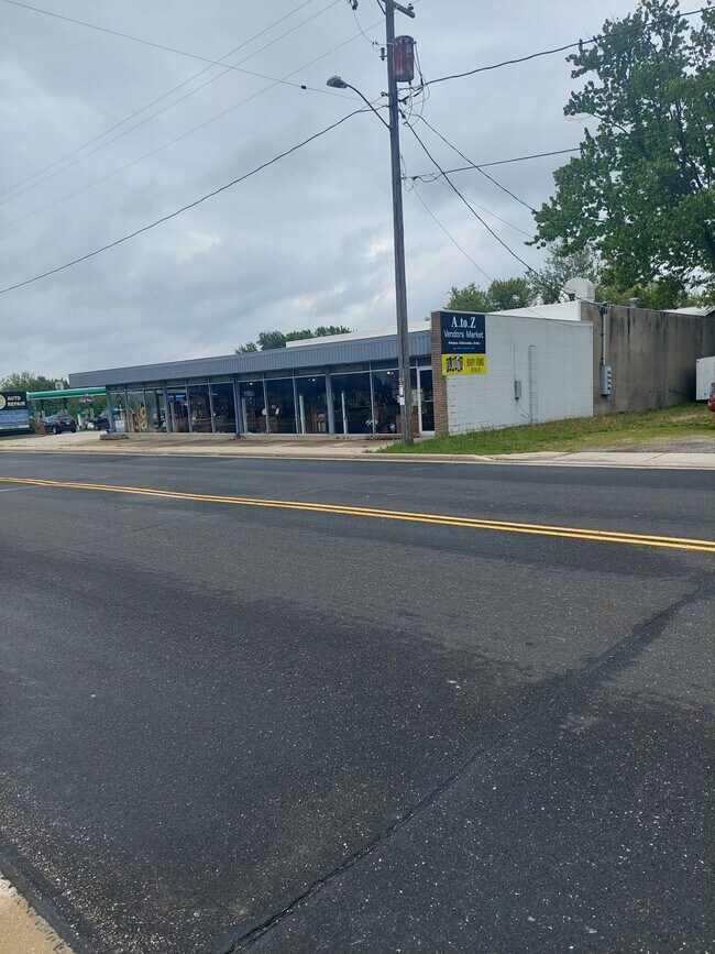 Plus de détails pour 320 Summit Ave, Watertown, WI - Commerce de détail à louer