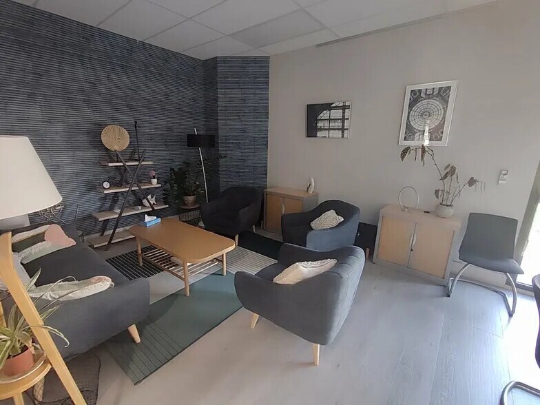 Bureau dans Bourgoin-Jallieu à vendre - Photo du bâtiment - Image 3 de 7