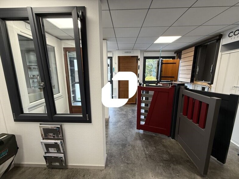 Office in Saint-Laurent-de-Mure for lease - Building Photo - Image 2 of 7