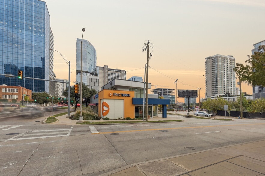 2635 Harry Hines Blvd, Dallas, TX for sale - Building Photo - Image 2 of 11