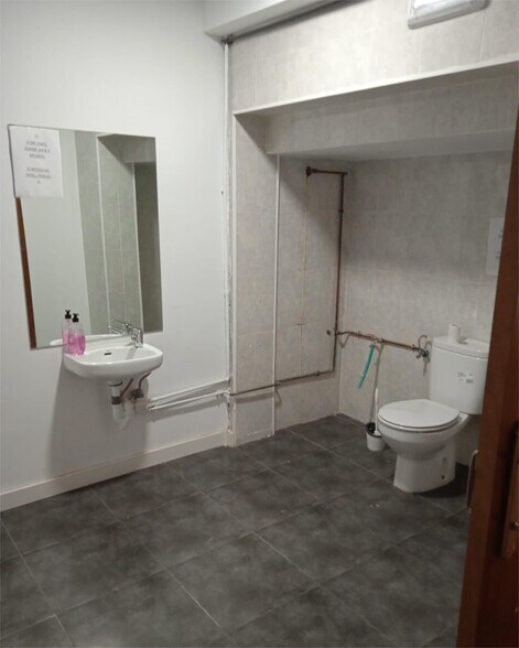 Retail in Cáceres, Cáceres for lease - Building Photo - Image 2 of 7