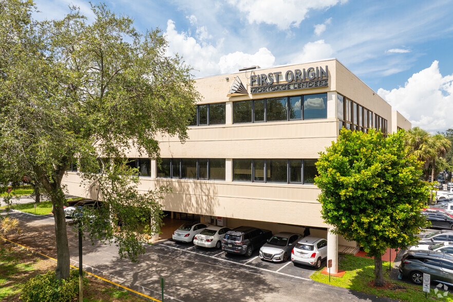 14100 Palmetto Frontage Rd, Miami Lakes, FL for sale - Primary Photo - Image 1 of 28