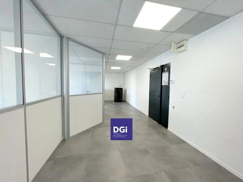 Office in Nîmes for lease - Interior Photo - Image 2 of 4