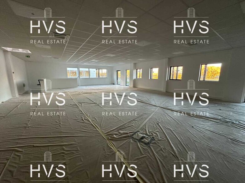 Industrial in Venelles for lease - Interior Photo - Image 2 of 6
