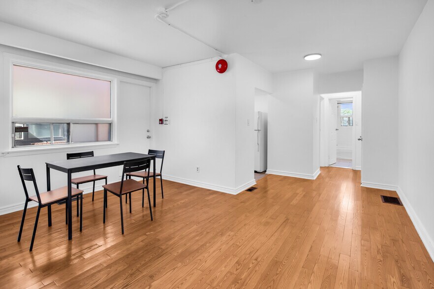 694-696 Queen St E, Toronto, ON à louer - Photo du bâtiment - Image 2 de 9