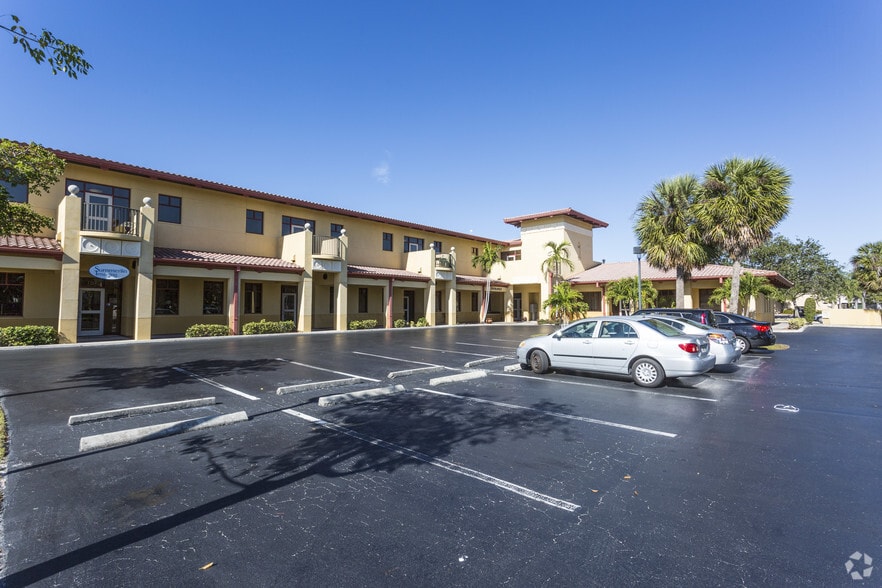 20 Barkley Cir, Fort Myers, FL à vendre - Photo du bâtiment - Image 3 de 9