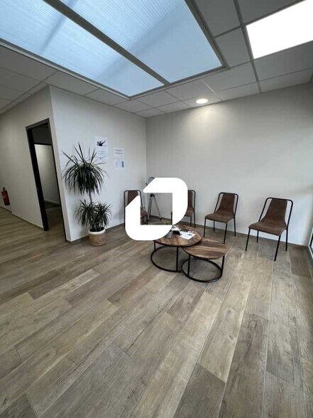 Office in Genas for lease - Interior Photo - Image 2 of 8
