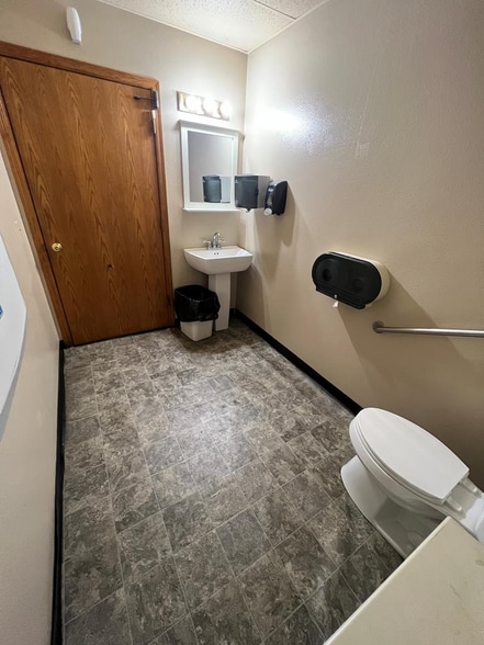 1004 Main St, Manson, IA for sale - Interior Photo - Image 3 of 18