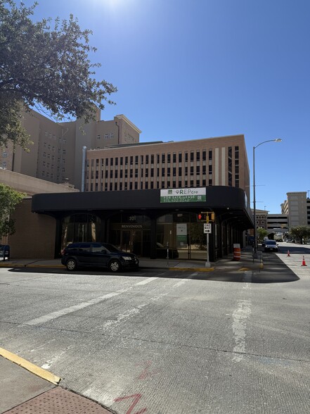 321 N Stanton St, El Paso, TX à vendre - Photo du bâtiment - Image 2 de 33