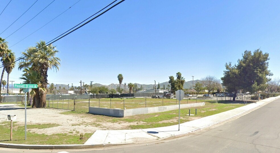 4526 Commerce St, Riverside, CA à vendre - Photo du bâtiment - Image 2 de 7