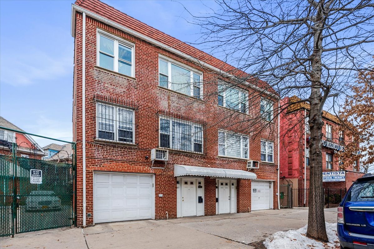 90-25A & 90-27 Elmhurst Avenue portefeuille de 1 propriétés à vendre sur LoopNet.ca Photo principale- Image 1 de 31