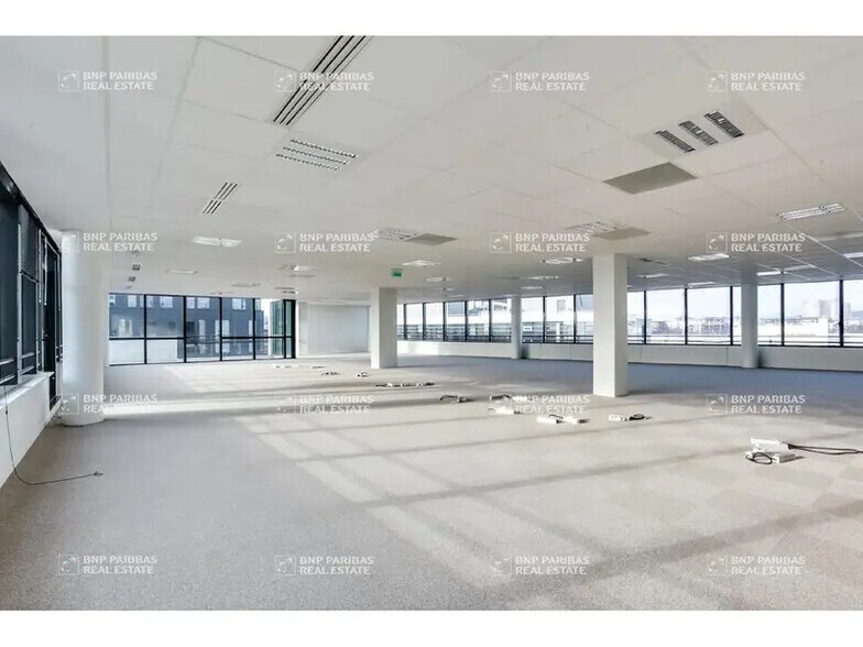 3 Rue Christophe Colomb, Massy for lease - Interior Photo - Image 2 of 12